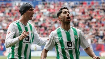 PAMPLONA, 05/05/2024.- El jugador del Real Betis Ayoze Pérez (d) celebra tras marcar el 0-1 durante partido de la jornada 34 de la Liga EA Sports que disputan Osasuna y Real Betis este domingo en el estadio de El Sadar. EFE/Jesús Diges
