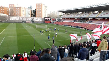 La afición rayista animando en un entrenamiento.