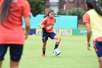 La Selección Colombia Femenina Sub 17 trabaja en Bogotá previo a su viaje a Uruguay, el próximo viernes 25 de febrero. El equipo nacional debutará en el Sudamericano ante Perú.