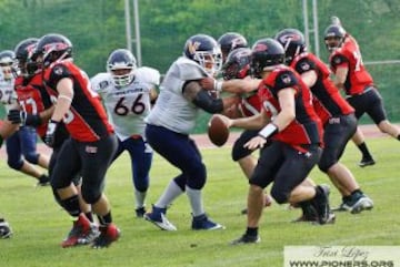 Brian Chris busca a sus receptores. L'Hospitalet Pioners sum¨® su segunda victoria de la temporada ante Mallorca Voltors (41-8), que volver¨¢ a la Serie B la pr¨®xima temporada.