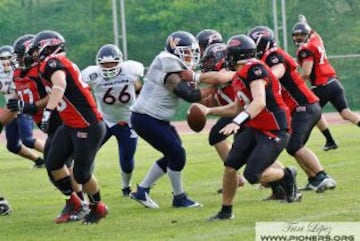 Brian Chris busca a sus receptores. L'Hospitalet Pioners sumó su segunda victoria de la temporada ante Mallorca Voltors (41-8), que volverá a la Serie B la próxima temporada.