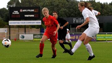 Zoe Tynan (blanco) durante un partido con su equipo, AFC Flyde. 