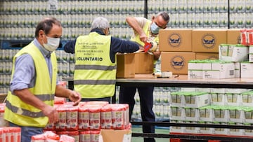 GRAFCAV851. BASAURI (BIZKAIA), 16/11/2020.- Varios voluntarios trabajan este lunes en Basauri (Bizkaia) en el almac&eacute;n del Banco de Alimentos de Bizkaia, en el primer d&iacute;a de La Gran Recogida. EFE/Miguel To&ntilde;a