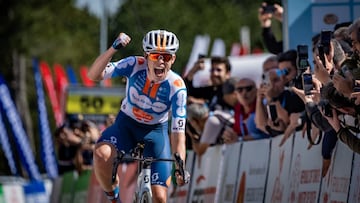 Van den Broek entrando a meta en la sexta etapa del Tour de Turquía 2024.