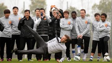 caida de beckham con traje y corbata
PUBLICADA 24/03/13 NA MA26 1COL