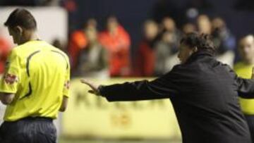 <b>INDIGNADO.</b> El entrenador del Osasuna, José Antonio Camacho, compareció en la sala de prensa del estadio Reyno de Navarra muy enfadado con la actuación del árbitro Carlos Clos Gómez y denunció la "provocación" y "chulería" del colegiado aragonés.