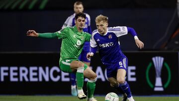 Zagreb (Croatia), 22/02/2024.- Real Betis's Johnny Cardoso (L) and Dinamo's Maxime Bernauer (R) in action during the UEFA Europa Conference League knock-out round play-offs, 2nd leg soccer match between Dinamo Zagreb and Real Betis in Zagreb, Croatia, 22 February 2024. (Croacia) EFE/EPA/ANTONIO BAT
