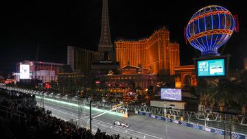 Vista general de la recta principal del Strip Circuit de Las Vegas.