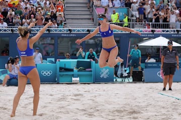 Daniela Álvarez y Tania Moreno se clasifican a octavos de vóley playa.
Las españolas se impusieron con autoridad y brillo a las alemanas Laura Ludwig y Louisa Lippmann.