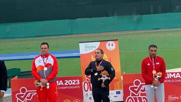 El tirador español Adrián Becker posa en el podio tras conseguir la medalla de plata en los Mundiales de Tiro Paralímpico de Lima.