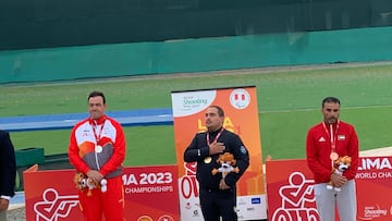 El tirador español Adrián Becker posa en el podio tras conseguir la medalla de plata en los Mundiales de Tiro Paralímpico de Lima.