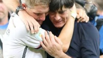 L&ouml;w, abrazado a Schweinsteiger.