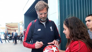 J&uuml;rgen Klopp firma una pelota para una aficionada en la llegada del Liverpool a M&aacute;laga.