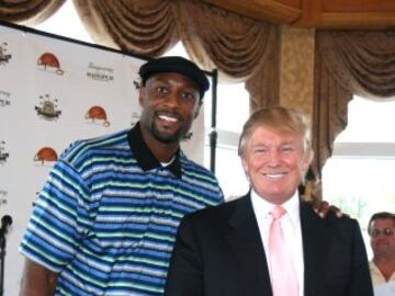 Donald Trump con el ex jugador de baloncesto, Alonzo Mourning. 