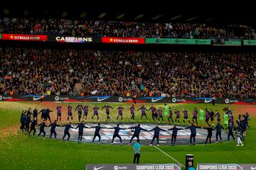 El Barcelona levanta el trofeo de LaLiga en el Camp Nou