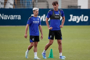 Bryan Zaragoza y Ante Budimir, durante un entrenamiento con Osasuna.