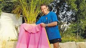 <b>EL ZAR SE PORTÓ COMO UN "TORERO".</b>El pasado martes AS propuso a Mostovoi realizar unas fotografías con uno de los tesoros de Alfredo Relaño: un capote de torero que lleva inscrito su nombre. Con Alenitchev de testigo, Mostovoi posó como si de Enrique Ponce se tratara. Dígale a Relaño que le agradezco mucho que me lo haya dejado. Verás como lo pierdas, nos dijo.