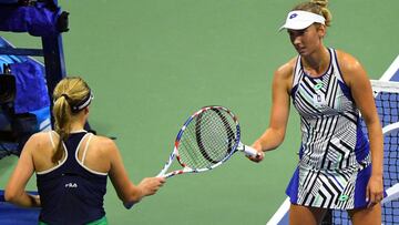 Elise Mertens saluda a Sofia Kenin tras la disputa de su partido de octavos.