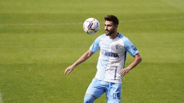 Luis Mu&ntilde;oz controlando un bal&oacute;n.