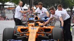 McLaren&#039;s mechanics push the car of Spanish driver Fernando Alonso during the third free practice session of the F1 Brazil Grand Prix, at the Interlagos racetrack in Sao Paulo, Brazil on November 10, 2018. (Photo by NELSON ALMEIDA / AFP)