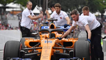 McLaren's mechanics push the car of Spanish driver Fernando Alonso during the third free practice session of the F1 Brazil Grand Prix, at the Interlagos racetrack in Sao Paulo, Brazil on November 10, 2018. (Photo by NELSON ALMEIDA / AFP)