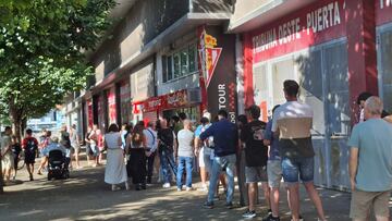 31-07-25. IMAGEN DE LA COLA PARA LA RENOVACIÓN DE ABONOS DEL SPORTING EN EL PENÚLTIMO DÍA DEL PLAZO.