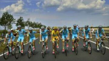 El Astana desfila camino de Par&iacute;s para celebrar el triunfo de Vincenzo Nibali en el Tour de Francia 2014.