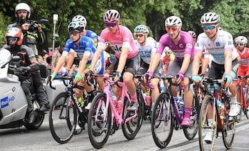 Miguel Ángel López, Christopher Froome, Elia Viviani y Giulio Ciccone lucen las camisetas de ganadores en el Giro. 