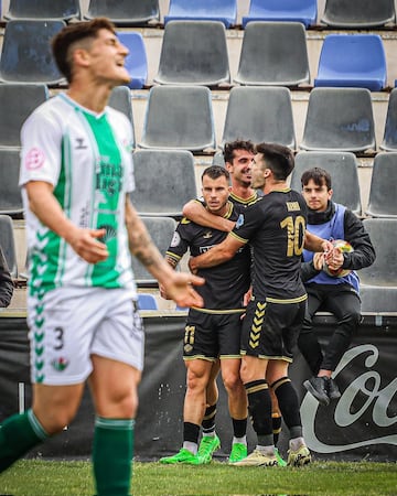Los jugadores del Intercity fetejan el gol de Pol Roigé ante la desolación de Lautaro.