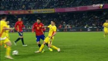 Imagen del posible penalti de Sapunaru a Cesc.