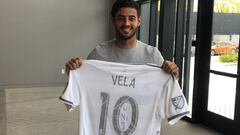 Carlos Vela pasando con su playera