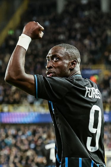 Tremendo el balón a la espalda de Vanaken para encontrar un nuevo desmarque mortífero de Forbs, que batió a la perfección a Szczesny en su mano a mano. Doblete del portugués, que se resarce de la ocasión fallada poco antes.