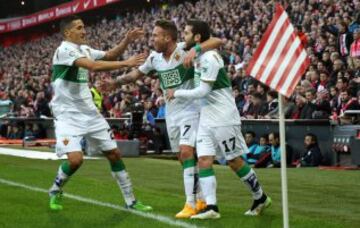 Los jugadores celebran el 0-1.
