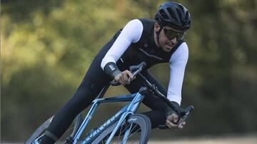 Alberto Contador rueda con su bicicleta Aurum durante una salida.