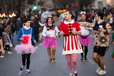 Mucho humor, alegría y disfraces en la carrera popular de la San Silvestre Vallecana. 