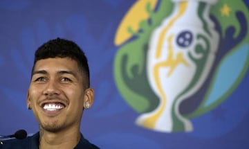 Brazil's forward Roberto Firmino gestures during a presser at Arena Fonte Nova stadium in Salvador, Bahia, Brazil on June 17, 2019 on the eve of the Copa America Group A football match against Venezuela. (Photo by JUAN MABROMATA / AFP)