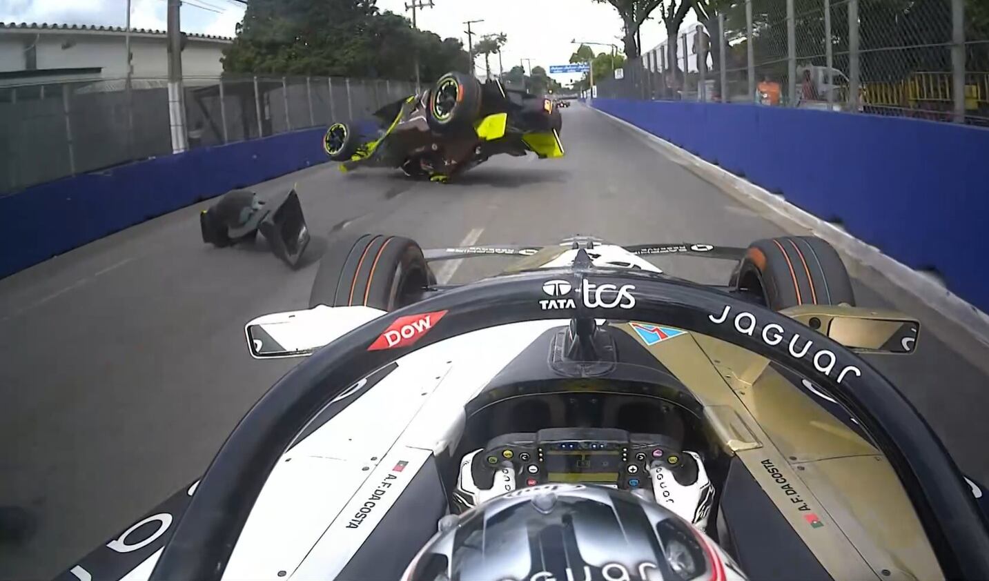 El accidente de Pepe Martí en Sao Paulo visto desde el Jaguar de Da Costa.