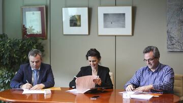 Pedro Baquero (Reicomsa),Mar Rodr&iacute;guez (concejala) y Touri&ntilde;o (Pat&iacute;n), en la firma del acuerdo.