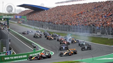 Zandvoort (Netherlands), 27/08/2023.- Dutch driver Max Verstappen of Red Bull Racing leads the pack during the start of the Formula 1 Dutch Grand Prix at Circuit Zandvoort, in Zandvoort, Netherlands, 27 August 2023. (Fórmula Uno, Países Bajos; Holanda) EFE/EPA/SEM VAN DER WAL
