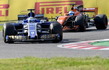 Marcus Ericsson por delante de Fernando Alonso.