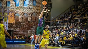 Lanzamiento de Kalinoski ante Krivacevic,