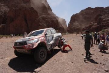 El piloto Conrad Rautenbach y su copiloto Robert Howie de Toyota sufrieron un pinchazo durante la tercera etapa entre San Miguel de Tucumán y San Salvador de Jujuy. 