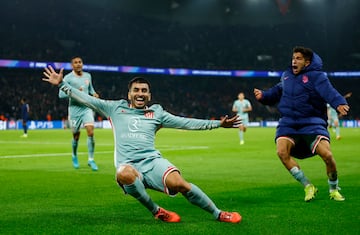 1-2. Ángel Correa celebra el segundo tanto que anota en el minuto 92 de partido.