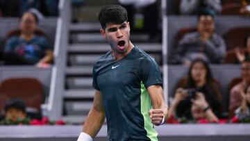 Carlos Alcaraz reacciona durante su partido contra Yannick Hanfmann en el China Open.