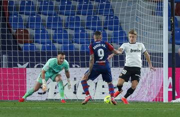 Jasper Cillesessen, Roger Martí y Daniel Wass.
