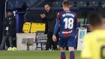 Paco López, en un partido del Levante.