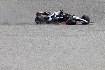 El coche de Yuki Tsunoda, se ha ido a la escapatoria en la curva 4.