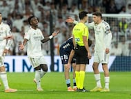 Fede Valverde reclama al árbitro Quintero Sánchez tras la roja a Álvaro Carreras. Vinicius Júnior y Kylian Mbappé están alrededor también. (Diario AS/Dani Sánchez)