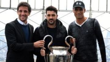 Belletti, Villa y Rivaldo posan con la Champions en el Empire State de Nueva York, en marzo de 2015.