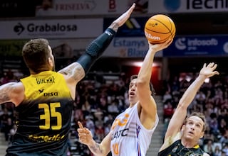 El Tenerife asalta Fontajau con un Van Beck estelar